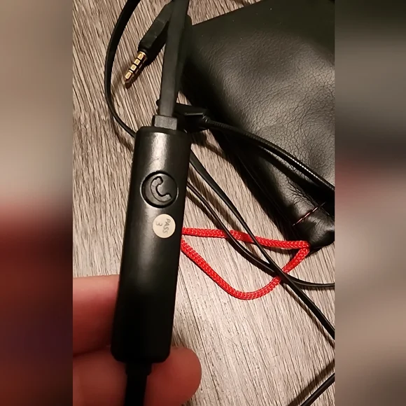 NWOT Headset/ Wired Ear Buds with Microphone - Picture 2 of 6